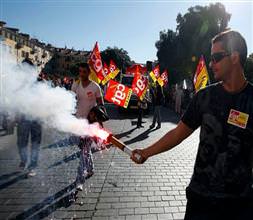 Fransa'da işçiler greve gitti