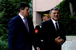 Gül'den Topi'ye uçak jesti