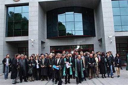 Hakim duruşmada avukatı dövdü