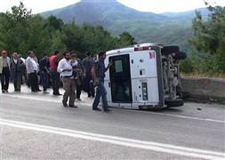 Minibüs devrildi: 16 yaralı