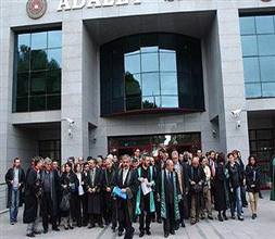 Hakim duruşmada avukatı dövdü