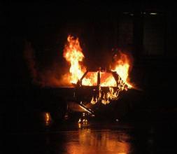 Yol kesip araç yaktılar