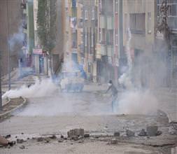 Hakkari'de bir polis yaralandı