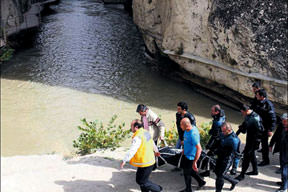 Top peşinden ölüme koştu!