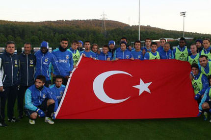 Şehitler için bayrak açtılar