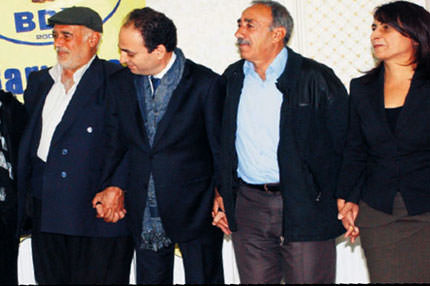 Bir de halay çektiler!