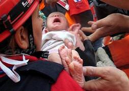 Anne, Azra’yı tükürüğüyle besledi