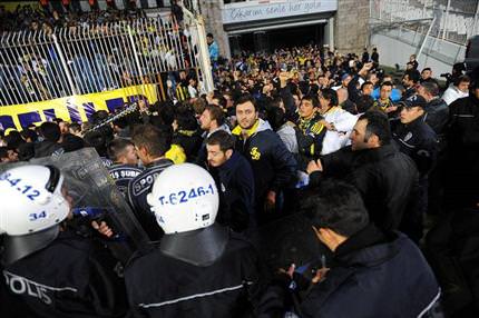 Fenerbahçeliler İnönü’yü bastı