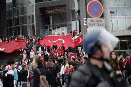 Türk göstericilere saldırı