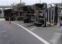 TIR devrildi, trafik felç oldu