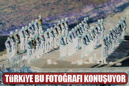 Askerler cemaatle namaz kılarken...