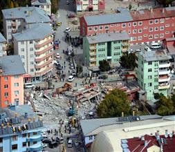 Van'da bina çöktü