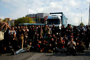 Angus'u değil yolu kestiler