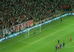 F.Bahçelilerden G.Saray'a pankartlı gönderme!