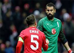 G.Saraylı futbolcular Volkan'ın üzerine yürüdü mü?