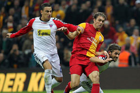 Elmander tek forvet!