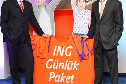 Metro çıkışında 5 bin TL dağıttılar