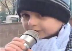 Mikrofnu kapıp ilan-ı aşk etti