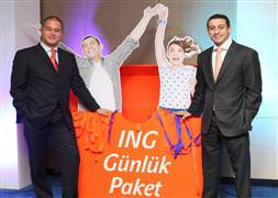 Metro çıkışında 5 bin TL dağıttılar