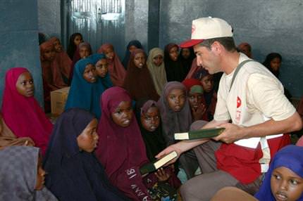Diyanet, Mogadişu'da 10 bin Kuran-ı Kerim dağıttı