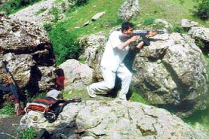 İşte o avukatın PKK kampındaki fotoğrafı-1