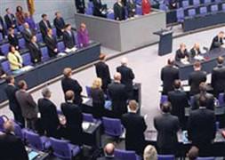 Türklere saygı için ayaktalar