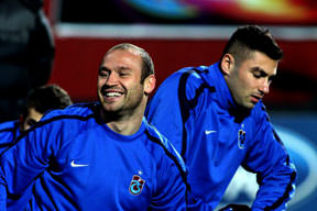 Serkan dişini tırnağına taktı...