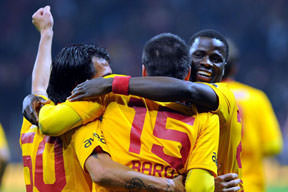 Aslan kırmızıda geçti