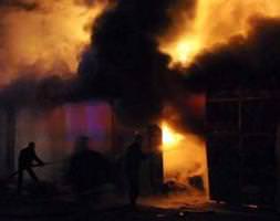 Van'da yardım deposu yanıyor