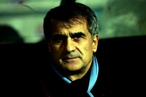 Deneyimli hoca oyuncularının beynini yıkıyor