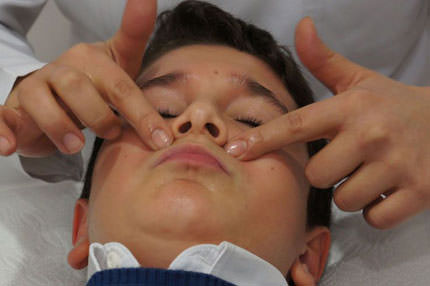 Mucize parmaklar gözünü açtı