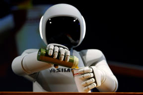 ASIMO yerinde duramıyor