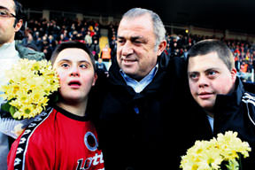 Forvetlere taş attı