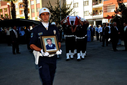 Polisi ezen kıza 9 yıl istendi