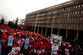 Hopa duruşmasında savcıya gözaltı