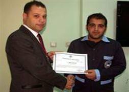 Çöpte 1 torba altın buldu, teslim etti