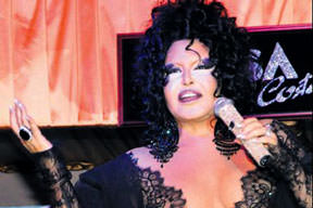 Transparan Diva modacıya salladı