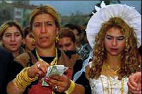 Kraliçe yine çete kurdu