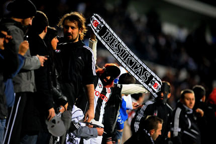 10 bin siyah maskeyle ırkçılığa tepki koydular