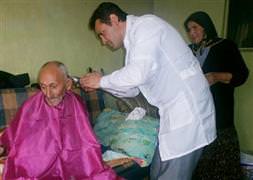 Belediyeden yaşlılara evlerinde ücretsiz tıraş
