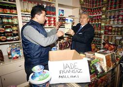 Fransız mallarını rafından indirdi