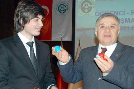 Rektör öğrencilere yumurta attı