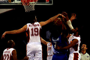 Aslan evinde Telekom'u dağıttı