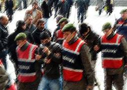 Mankenlerle alem yaparken yakalandılar
