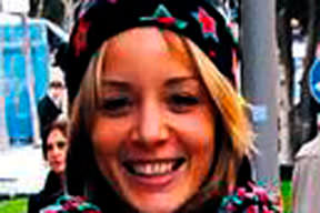 Yürürken boş durmadı