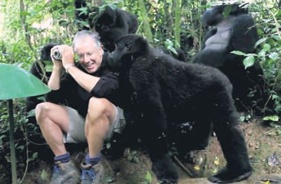 Vahşi gorilden turiste ’Hoşgeldin’