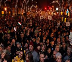100.000 kişi hükümeti protesto etti!