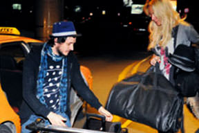 Sevgilisiyle evine döndü