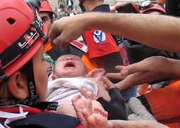 Azra bebeğe ABD'den koli geldi