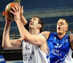 Anadolu Efes zirveyi bırakmıyor!